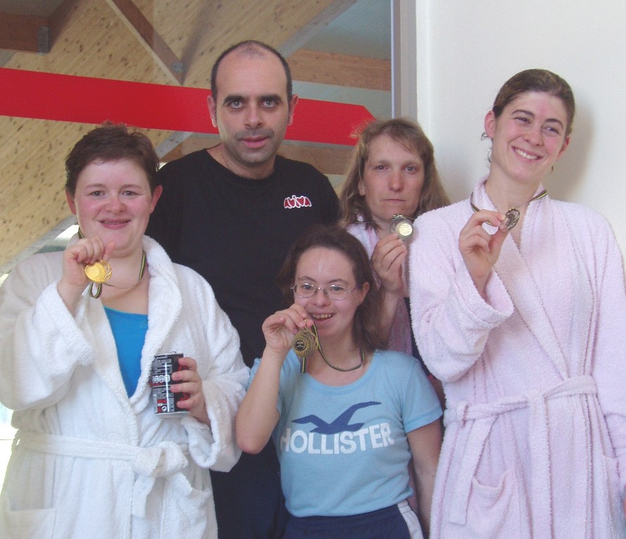 Monitor con sus alumnas de natación